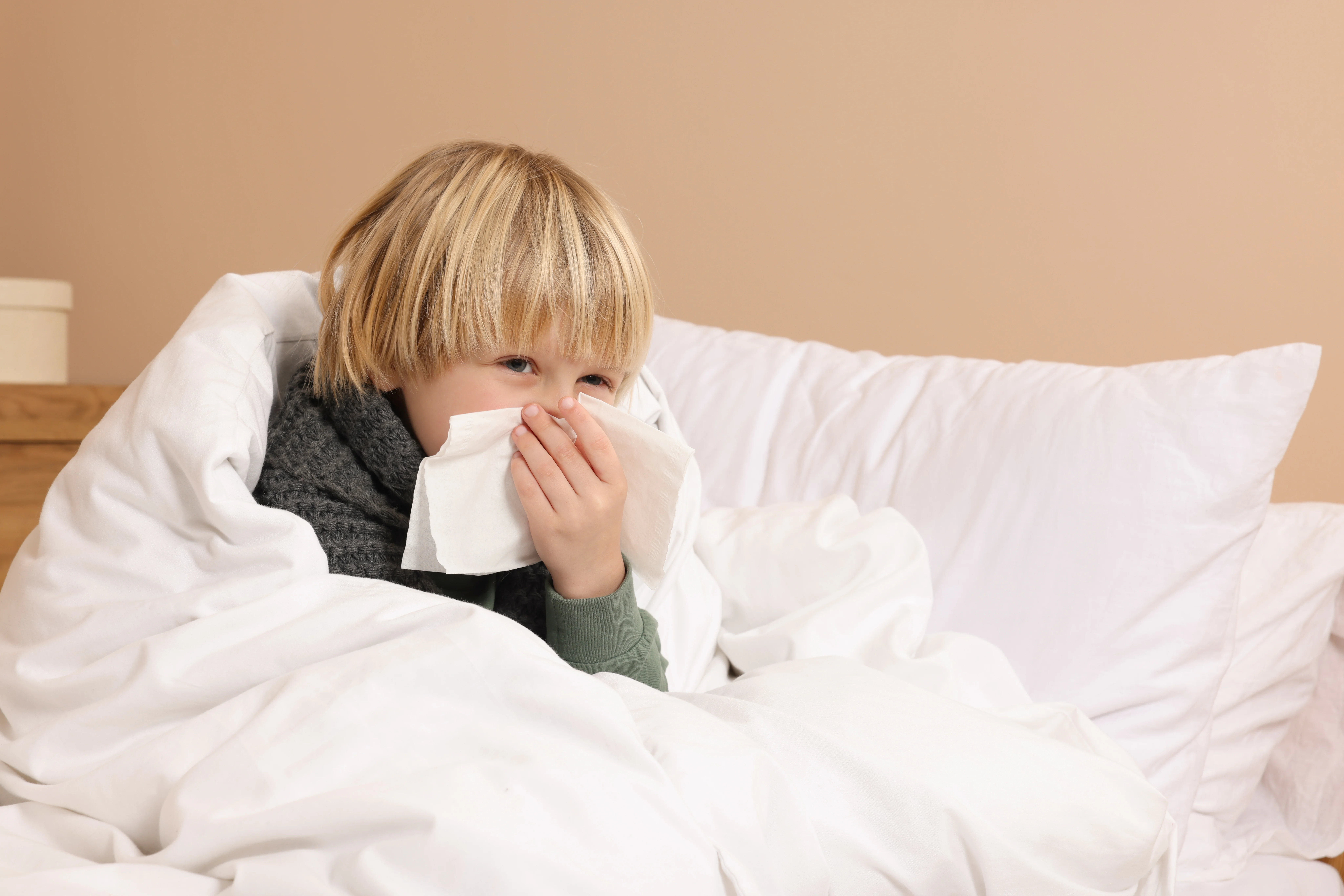 criança doente no inverno